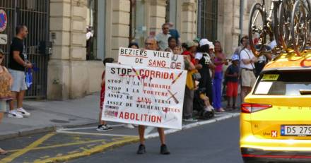 Béziers - Action militante contre les corridas lors du passage du Tour de France à Béziers
