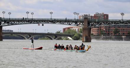 Occitanie - Plateau Rose, course de serveuses et serveurs sur l'eau à Toulouse !