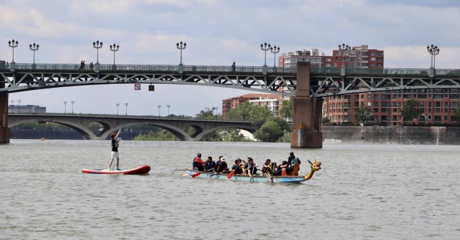 Occitanie - Plateau Rose, course de serveuses et serveurs sur l'eau à Toulouse !