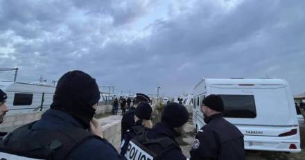 Lattes - Evacuation en cours de gens du voyage installés illégalement sur un terrain  propriété de la commune de Lattes dans l'Hérault